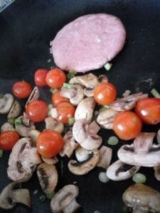 Torreón de patata con champiñones, tomates cherry y daditos de pollo