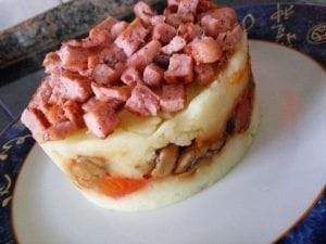 Torreón de patata con champiñones, tomates cherry y daditos de pollo