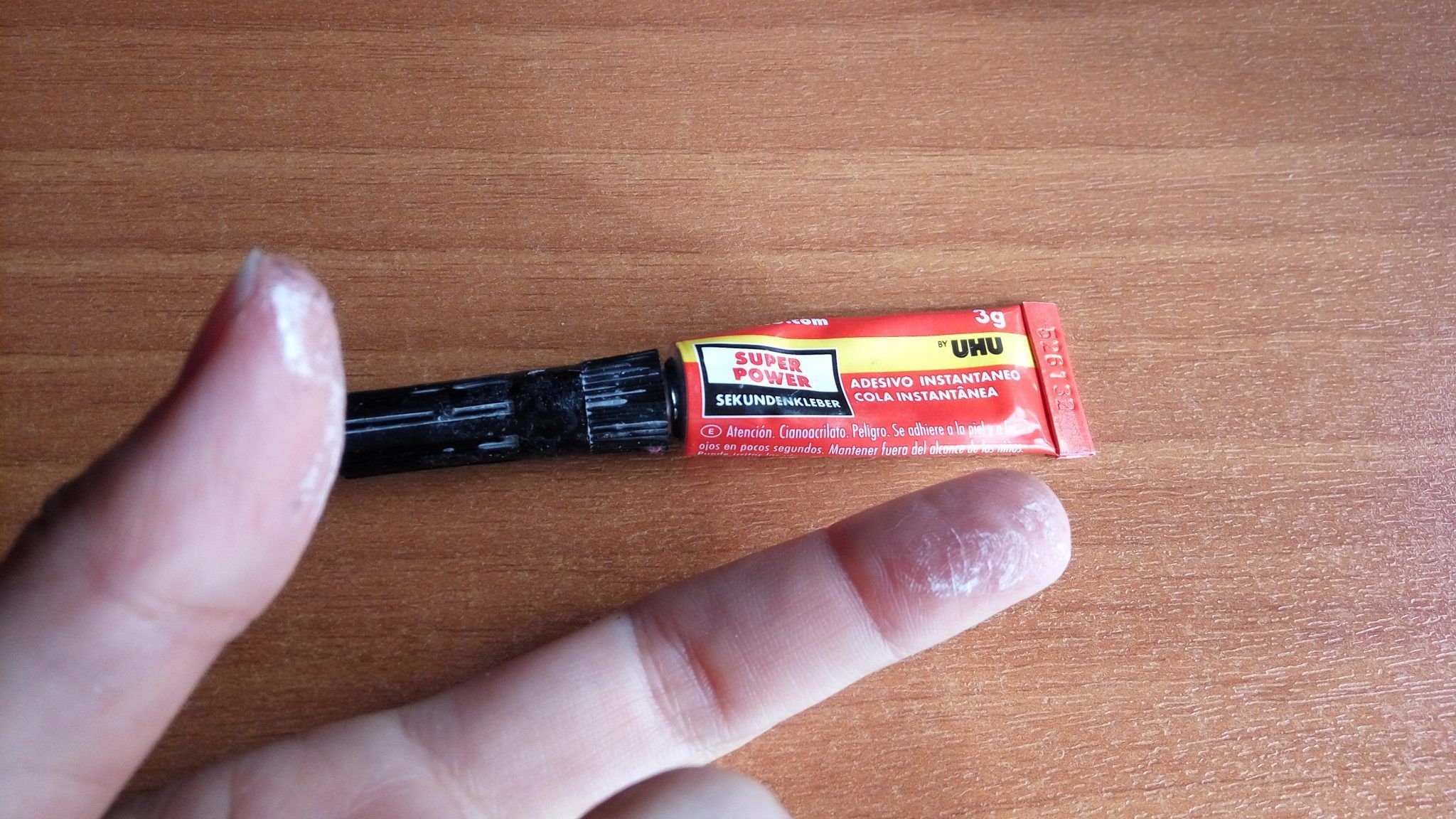 Como quitar el loctite de la piel  (pegamento)