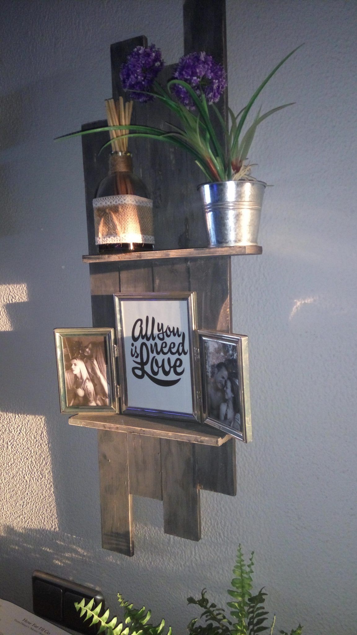 Cómo hacer una estantería retro vintage con un par de listones de madera