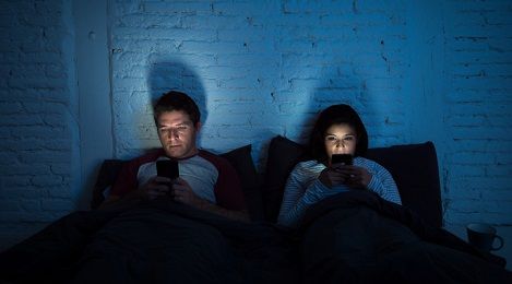 La peligrosa razón por la que no deberías usar el móvil antes de dormir