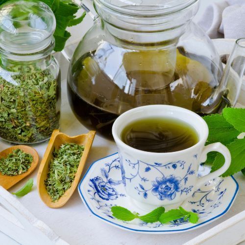 Infusión de ruda y cassia para dolor menstrual