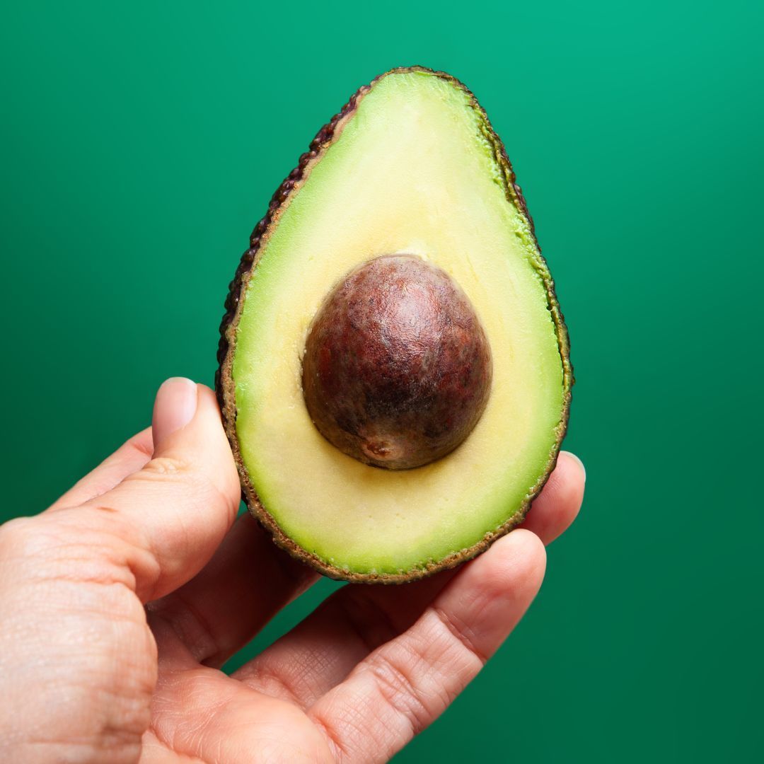 Bálsamo casero con hueso de aguacate para aliviar la dermatitis