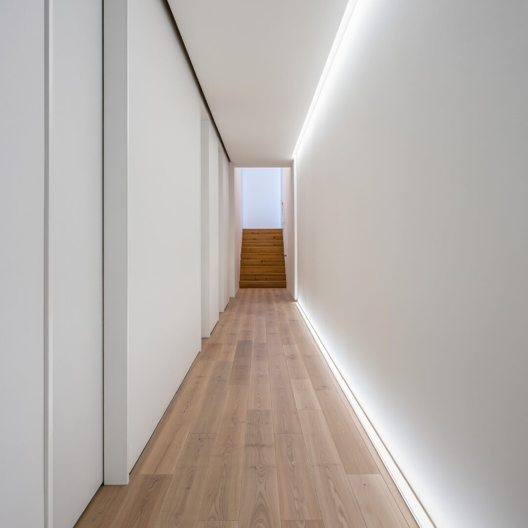 Feng Shui en pasillos largos y oscuros: cómo armonizarlos
