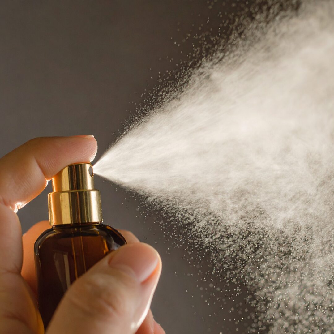 Spray desinfectante natural con alcohol y aceites esenciales
