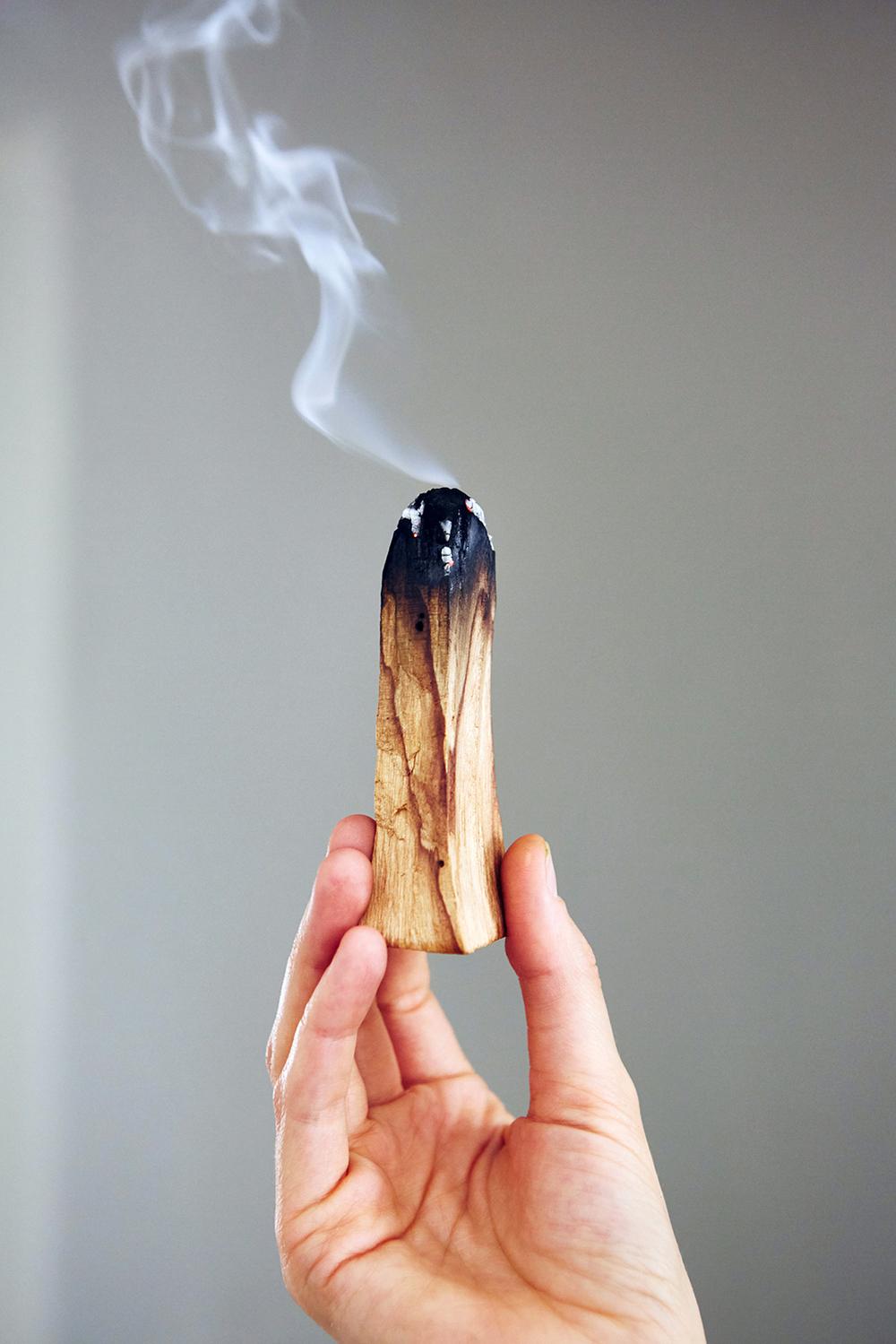 Cómo diferenciar el palo santo falso del original Cómo diferenciar el palo santo falso del original